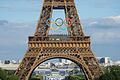 Olympische Ringe bleiben auf Eiffelturm in Paris       -  Die Olympische Ringe sollen auch nach dem Ende von Olympia dauerhaft auf dem Eiffelturm bleiben (Archivbild).