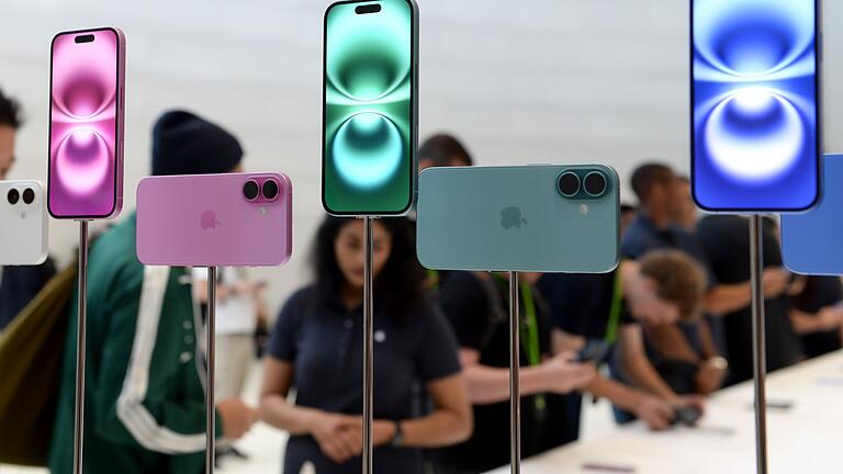 Apple iPhone-Vorstellung - Beim Standard-Modell sind die Kamera-Objektive jetzt wieder auf einer Linie angeordnet. Apple iPhone-Vorstellung - Beim Standard-Modell sind die Kamera-Objektive jetzt wieder auf einer Linie angeordnet.