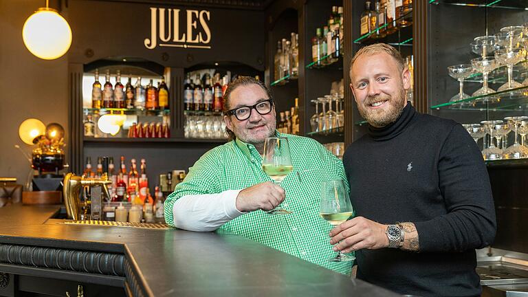 Das Restaurant und die Bar Jules in Würzburg eröffnet nach der Sommerpause mit neuem Konzept: ab sofort werden die Geschäftspartner Riccardo Menini (links), Philipp Gagel (rechts) und Jan Endres (nicht auf dem Foto) im 'Jules by Don Ricc' der Lokalität neues Leben einhauchen.