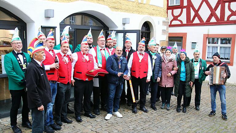 Narren aus Kirchschönbach und Laub machten am Montag die Stadt unsicher und übernahmen ab sofort das Zepter. Bis Aschermittwoch regieren die Narren nun im Rathaus der Großgemeinde. Narren aus Kirchschönbach und Laub machten am Montag die Stadt unsicher und übernahmen ab sofort das Zepter. Bis Aschermittwoch regieren die Narren nun im Rathaus der Großgemeinde.