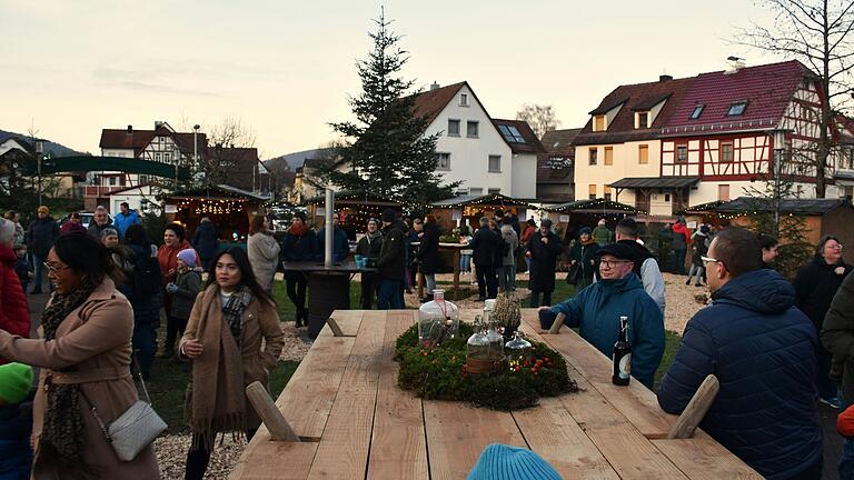 Der liebevoll gestaltete Weihnachtsmarkt am Wombacher Dorfplatz 2023. Der liebevoll gestaltete Weihnachtsmarkt am Wombacher Dorfplatz 2023. 