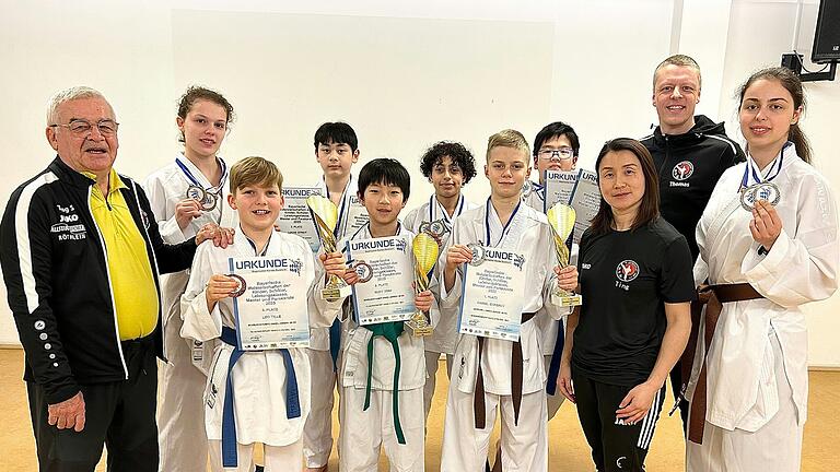 Drei Pokale und zahlreiche Medaillen brachten die Karate-Sportlerinnen und Sportler kürzlich von der Bayerischen Meisterschaft mit nach Schweinfurt, darunter zwei Titel. Bild von links: Vorstandsmitglied Peter Förster, Helena Rostiahai, Leo Tille, Lukas Streit, Rudy Xing, Abedalmuhaimen Al Awair, Daniel Eckerdt, Lukas Pan, Betreuerin Ting Streit, Trainer Thomas Zatloukal und Hanna Rostiahai. Drei Pokale und zahlreiche Medaillen brachten die Karate-Sportlerinnen und Sportler kürzlich von der Bayerischen Meisterschaft mit nach Schweinfurt, darunter zwei Titel. Bild von links: Vorstandsmitglied Peter Förster, Helena Rostiahai, Leo Tille, Lukas Streit, Rudy Xing, Abedalmuhaimen Al Awair, Daniel Eckerdt, Lukas Pan, Betreuerin Ting Streit, Trainer Thomas Zatloukal und Hanna Rostiahai.