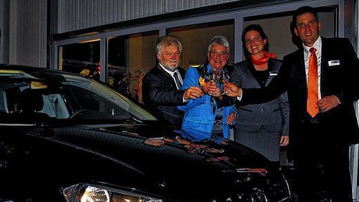 Einweihungsfeier: Grund zum Feiern hatten Autohaus-Keller-Inhaberin Monika Hoier (zweite von links) und ihre in leitenden Positionen im Betrieb beschäftigten Kindern, Kundenbetreuerin Maria Hoier und Serviceleiter Roland Hoier, bei der Eröffnung ihres Karosserie- und Reifenzentrums. Zweiter Bürgermeister Oswald Bamberger (links) gratulierte.