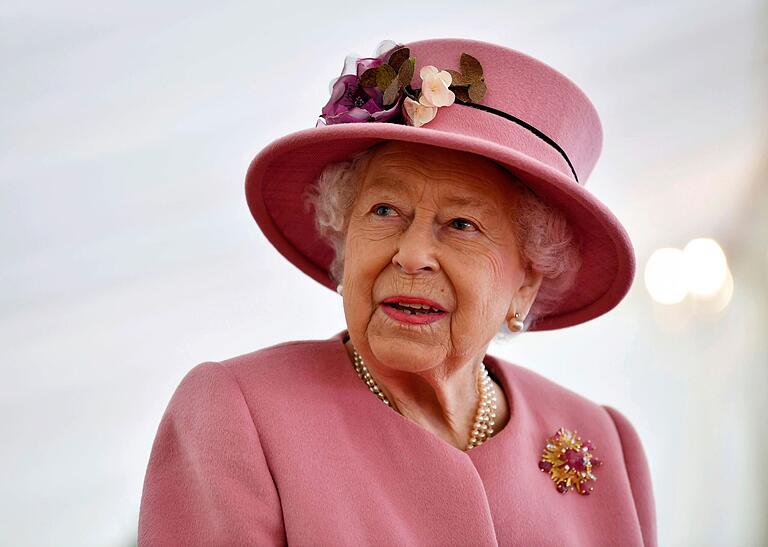 Die ehemalige britische Königin Elisabeth II. (Archivbild) steht als Ermittlerin im Zentrum einer fiktiven Krimi-Reihe der Autorin S. J. Bennett.