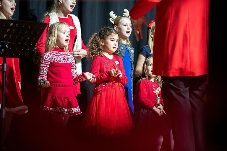 Der Kinderchor 'Die kleinen Tröpfchen' mit Chorleiterin Olga Baluyev und Viktor Strikhar am Keyboard begeisterte die Gäste.