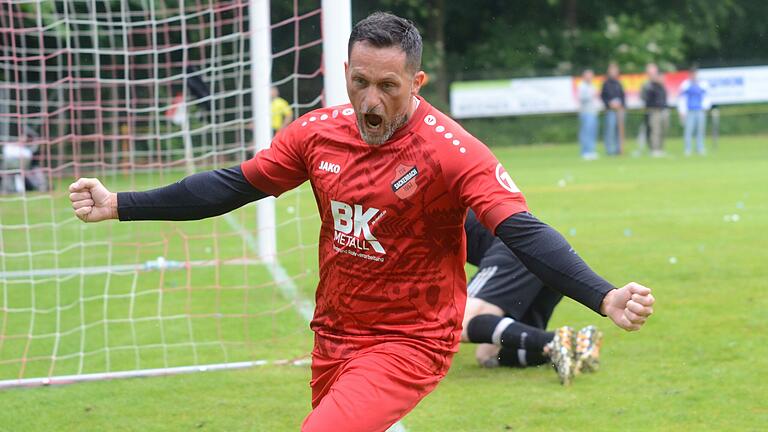 Antonio Sacra jubelt über das zwischenzeitliche 1:0 für Sackenbach.