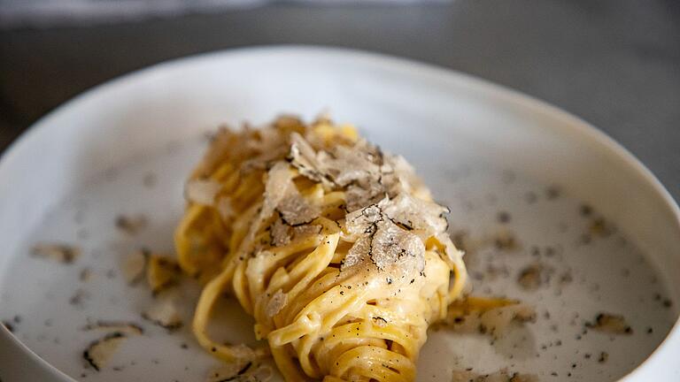 Tagliatelle mit Trüffel       -  Hier ist der Trüffel der Star und braucht nicht viel Beiwerk: Über die Tagliatelle wird der Trüffel hauchdünn geraspelt.