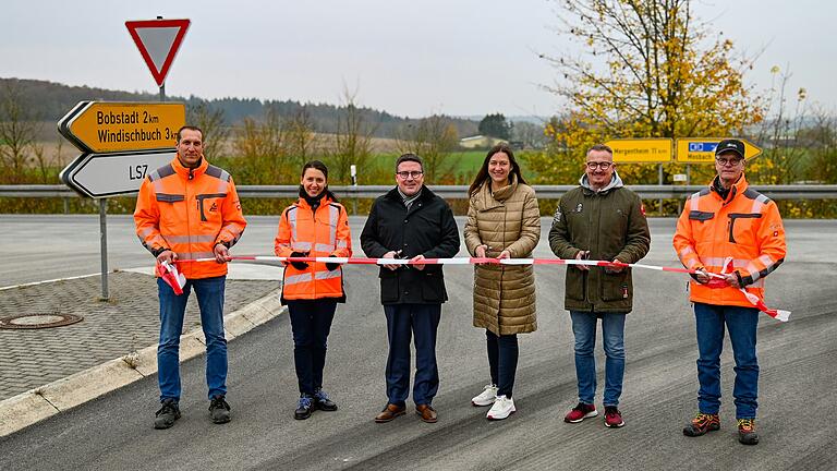 Den Straßenabschnitt eröffnet haben (von links): Marco Greulich, Bauleiter der Firma Trend Bau, Hanna Kuznetsova, Bauingenieurin beim Straßenbauamt, Landrat Christoph Schauder, Bürgermeisterin Heidrun Beck, Ralf Stegmeier, Geschäftsführer Trend Bau, sowie Markus Metz, Leiter des Straßenbauamtes.