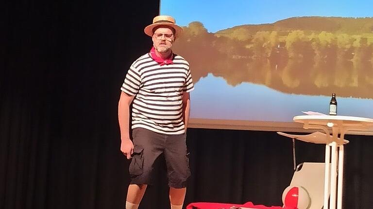 Giovanni Lucia beim Stüchtball 2023: Ganz nach deutscher Manier liegt hinter ihm ein Handtuch auf der Strandliege. Giovanni Lucia beim Stüchtball 2023: Ganz nach deutscher Manier liegt hinter ihm ein Handtuch auf der Strandliege.