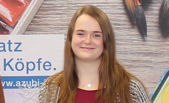 Auszubildende Melanie Schmitt aus Üchtelhausen, ausgebildet bei Fresenius Medical Care in Schweinfurt, darf sich bundesbeste&nbsp;Elektronikerin für Informations- und Systemtechnik nennen.