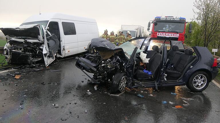 Der Fahranfänger in dem VW Golf war in seinem Auto eingeklemmt und musste schonend gerettet werden.