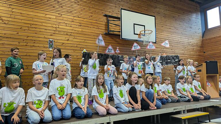 Die Viertklässler an der Balthasar-Neumann-Grundschule in Schleerieth präsentieren ihr Lied: Die Erstklässler sollen im Straßenverkehr die 'Augen auf' haben.