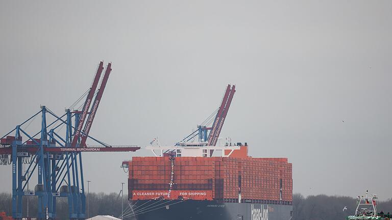 Die &bdquo;Hamburg Express&rdquo; von Hapag-Lloyd       -  Die Hamburger Traditionsreederei Hapag-Lloyd hat im laufenden Jahr gut verdient. Wegen einer überraschend gestiegenen Nachfrage und höheren Frachtraten kam in den ersten neun Monaten ein Gewinn von rund 1,7 Milliarden Euro zusammen. (Archivbild)