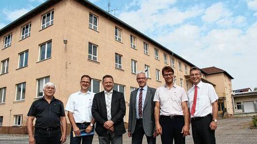 Ein Wohnpark wird in den kommenden Jahren auf dem Gelände der ehemaligen Waldi-Schuhfabrik in der Haßfurter Siedlung entstehen. Darüber freuen sich (von links) Architekt Klaus Eiring, Stadtkämmerer Wolfgang Hömer, Investor Jürgen Bühler, Bürgermeister Günther Werner, Bauamtsleiter Robert Barth und Michael Zösch von der Sparkasse. Ein Wohnpark wird in den kommenden Jahren auf dem Gelände der ehemaligen Waldi-Schuhfabrik in der Haßfurter Siedlung entstehen. Darüber freuen sich (von links) Architekt Klaus Eiring, Stadtkämmerer Wolfgang Hömer, Investor Jürgen Bühler, Bürgermeister Günther Werner, Bauamtsleiter Robert Barth und Michael Zösch von der Sparkasse.