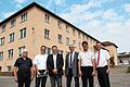 Ein Wohnpark wird in den kommenden Jahren auf dem Gelände der ehemaligen Waldi-Schuhfabrik in der Haßfurter Siedlung entstehen. Darüber freuen sich (von links) Architekt Klaus Eiring, Stadtkämmerer Wolfgang Hömer, Investor Jürgen Bühler, Bürgermeister Günther Werner, Bauamtsleiter Robert Barth und Michael Zösch von der Sparkasse.