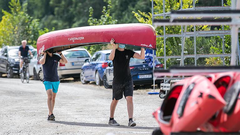 Nur Kanufahren im Kopf? Die Firma Waterwalker bietet von Volkach aus verschiedene Touren auf dem Main an und verleiht dafür Boote und SUP-Boards. An dem Pachtvertrag der Stadt mit dem Kanuverleih gibt es Kritik.