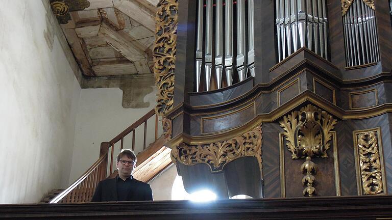 Kurkantor Jack Day an der Orgel in der Karmelitenkirche