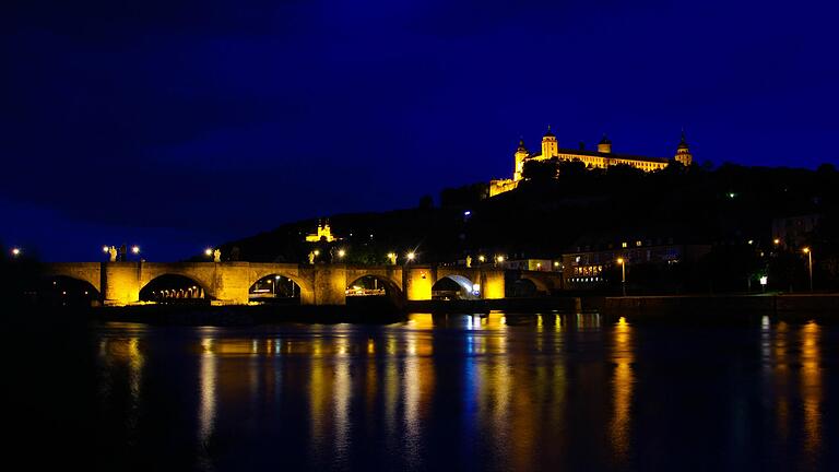 Blick vom Mainkai auf das schön beleuchtete Käppele, die Festung und die Alte Mainbrücke. Um Energie einzusparen, wird in den nächsten Tagen die Beleuchtung abgestellt.