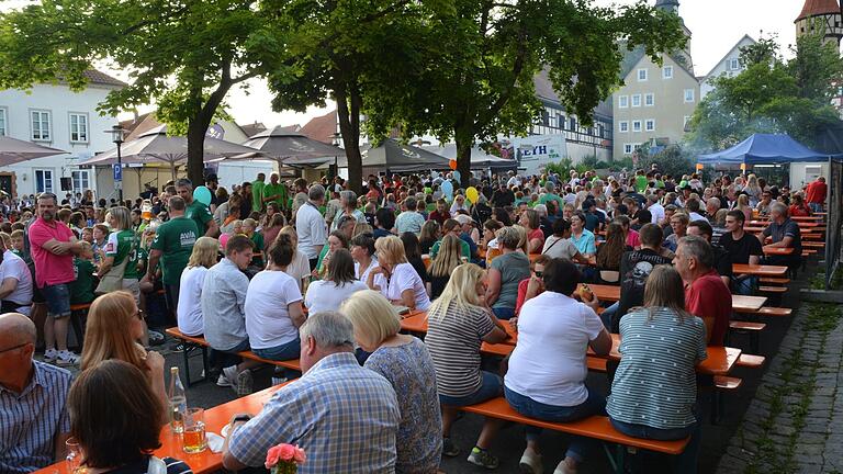 Das Ostheimer Stadtfest lockt&nbsp;jedes Jahr, so wie hier im Juni 2022, zahlreiche Besucherinnen und Besucher aus der Region an.