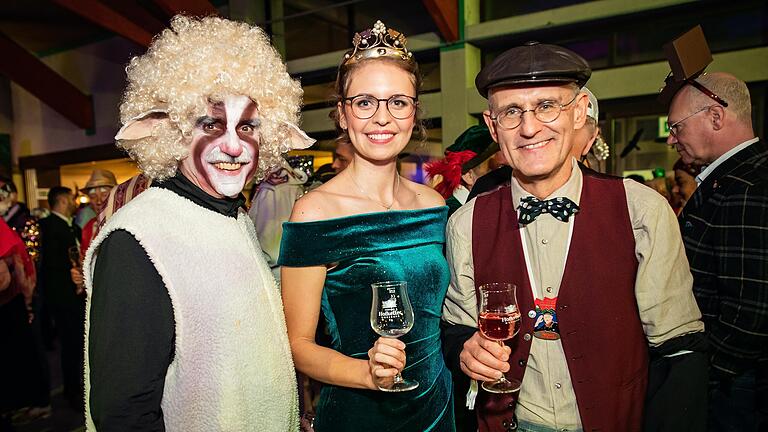 Weinbaupräsident Artur Steinmann mit Weinkönigin Eva Brockmann und BR-Franken-Studioleiter Tassilo Forchheimer. Steinmann kam als Weinbergschaf, wie sie von einigen Winzern bereits im Weinberg gehalten werden.&nbsp;