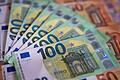 Bargeld.jpeg       -  Wer 2500 Euro Rente brutto bekommt, darf diese nicht komplett behalten, denn es werden noch Steuern und Abgaben fällig.