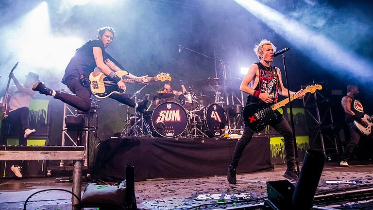 Sum 41, hier in der Posthalle 2018, ist großer Headliner auf dem Mission Ready 2024 in Geiselwind. Sum 41, hier in der Posthalle 2018, ist großer Headliner auf dem Mission Ready 2024 in Geiselwind.