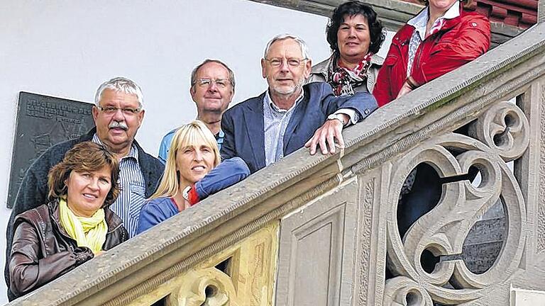 Kulturfreunde gegründet: Die erste Veranstaltung im Bürgersaal ist mit Hans Driesel geplant. Dem kulturbegeisterten Freundeskreis gehören an: Karoline Wolf, Klaus Eschenauer, Marion Mönig, Gerhard Friedrich, Initiator Manfred Scheuermann, Christa Werner, Barbara Böhner, sowie hinter der Kamera Ruth Volz. Beim Fototermin fehlten Christian Lenhard, Wolfgang Wenzel und Ursula Schech (von links). Kulturfreunde gegründet: Die erste Veranstaltung im Bürgersaal ist mit Hans Driesel geplant. Dem kulturbegeisterten Freundeskreis gehören an: Karoline Wolf, Klaus Eschenauer, Marion Mönig, Gerhard Friedrich, Initiator Manfred Scheuermann, Christa Werner, Barbara Böhner, sowie hinter der Kamera Ruth Volz. Beim Fototermin fehlten Christian Lenhard, Wolfgang Wenzel und Ursula Schech (von links).