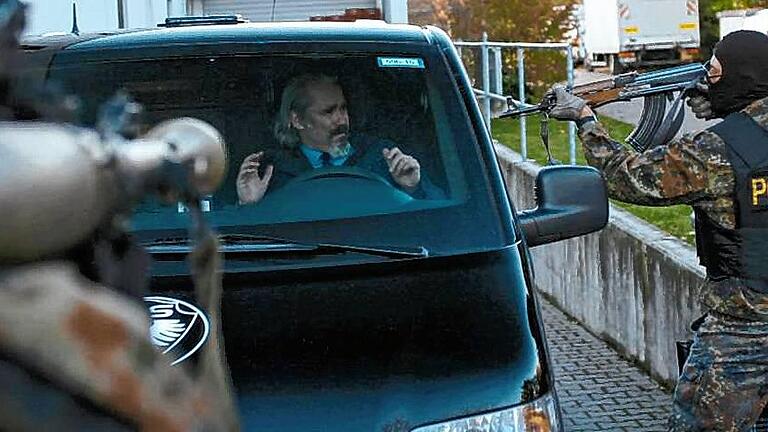 «Aktenzeichen XY... ungelöst» - Spur zu RAF-Terroristen - Eine nachgestellte Szene des Überfalls auf einen Geldtransporter auf einem Supermarktparkplatz in Stuhr bei Bremen im Juni 2015. Der Fall wurde für die ZDF-Sendung „Aktenzeichen XY... ungelöst“ rekonstruiert. Nun stellte sich heraus: Es waren wohl seit Jahrzehnten gesuchte RAF-Terroristen. «Aktenzeichen XY... ungelöst» - Spur zu RAF-Terroristen - Eine nachgestellte Szene des Überfalls auf einen Geldtransporter auf einem Supermarktparkplatz in Stuhr bei Bremen im Juni 2015. Der Fall wurde für die ZDF-Sendung „Aktenzeichen XY... ungelöst“ rekonstruiert. Nun stellte sich heraus: Es waren wohl seit Jahrzehnten gesuchte RAF-Terroristen.