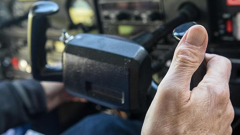 Hand am Steuerhorn: Ein Pilot muss viele Anzeigen und Displays im Blick haben.