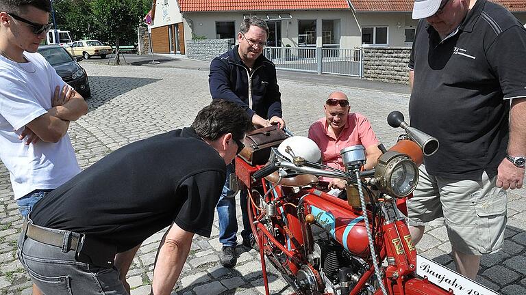 Rainer Schreppel (hinten) aus Hellingen fuhr mit einer Ardie, Baujahr 1924, wohl das älteste Motorrad. Rainer Schreppel (hinten) aus Hellingen fuhr mit einer Ardie, Baujahr 1924, wohl das älteste Motorrad.