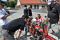 Rainer Schreppel (hinten) aus Hellingen fuhr mit einer Ardie, Baujahr 1924, wohl das älteste Motorrad.