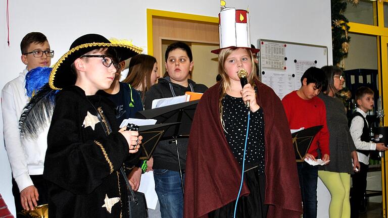 Das Märchen "Zwölf mit der Post" führte die Theatergruppe der Mittelschule im Seniorenheim "Curata" auf. Das Märchen "Zwölf mit der Post" führte die Theatergruppe der Mittelschule im Seniorenheim "Curata" auf.