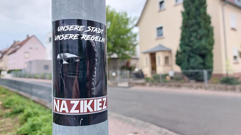Unter anderem in der Kreuzbergstraße in Marktheidenfeld klebten in den vergangenen Wochen mehrmals Aufkleber mit rassistischem Hintergrund an Straßenschildern und Laternenmasten.