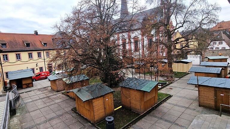 Die Gemeinde Veitshöchheim übernahm den kompletten Aufbau der 20 Hütten im Rathaushof, in dem sie eine Schreinerei mit der Aufstellung der Hütten beauftragte und auch die Elektroinstallation vergab, so dass die Aussteller nur noch dekorieren müssen.
