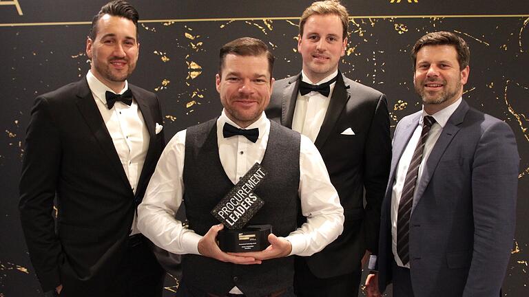 Freuen sich über den Höhenflug ihres jungen Unternehmens: die Chefs und Gründer der Scoutbee GmbH in Würzburg, Lee Galbraith (von links), Gregor Stühler, Fabian Heinrich und Christian Heinrich. Das Bild zeigt sie bei der Preisverleihung der World Procurement Awards kürzlich in London.