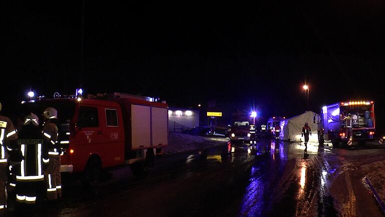 Die Ortsdurchfahrt von Oberhohenried war während der Löscharbeiten für den verkehr gesperrt.