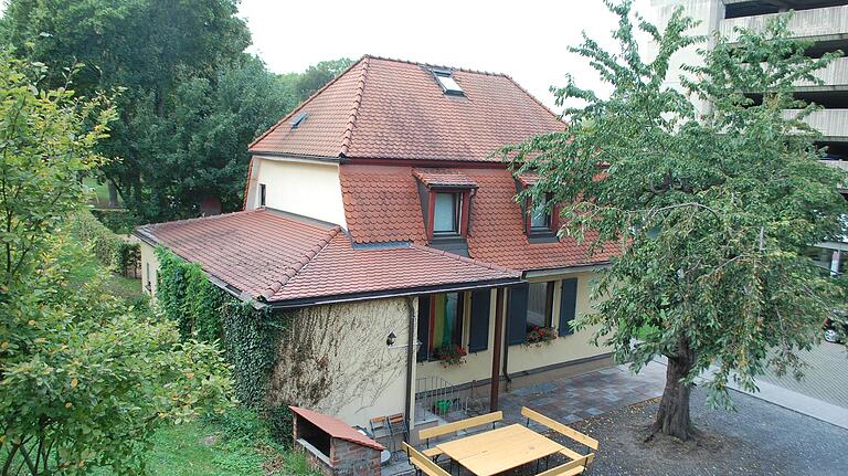 Das Moeno-Haus am Mühltor, im Hintergrund das Rückert-Zentrum. Das Moeno-Haus am Mühltor, im Hintergrund das Rückert-Zentrum.