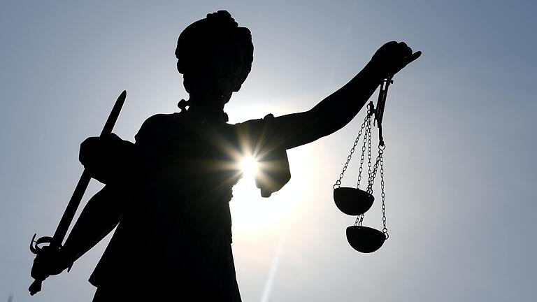 Die Statue der Justitia mit einer Waage und einem Schwert in der Hand (Symbolbild). Die Statue der Justitia mit einer Waage und einem Schwert in der Hand (Symbolbild).
