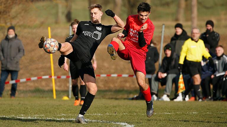 Marcel Böhm (links) vom ASV Rimpar im Zweikampf gegen Sebastian Mack vom TSV Uettingen. Die Rimparer gewannen das Landkreisduell in der Bezirksliga und setzten sich dadurch an die Tabellenspitze.