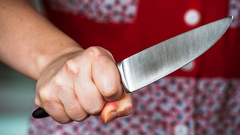 Woman hand holding big knife       -  Eine demenzkranke, 82-jährige Frau ging im Wahn mit dem Messer auf ihre Tochter los (Symbolbild). Wegen der Tat im Dezember 2021 stand sie nun vor Gericht.