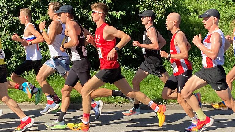 Von Beginn an in der Spitzengruppe dabei. Fokussiert lief Lennart Rössler (SC Ostheim, Mitte, rotes Trikot) bei den deutschen Straßenmeisterschaften über zehn Kilometer auf den sechsten Platz in der Jugendklasse.