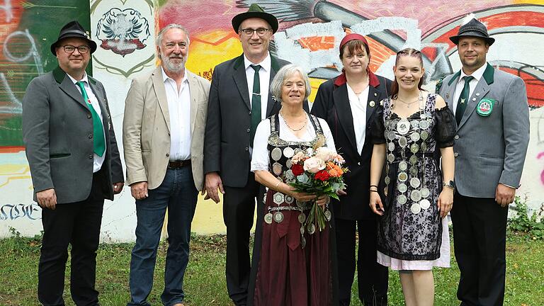 Auf dem Foto: Sportleiter Bernhard Schmitt, 2. Bürgermeister Edwin Husslein, ehemaliger Vogelkönig Klaus-Dieter Weigand, Vogelkönigin Brigitte Zorn, 2. Schützenmeisterin Heike Koch, ehemalige Jugendkönigin Lea Scholl, 1. Schützenmeister Michael Stöhlein, es fehlt Jugendkönig Emil Möwe-Jarren.