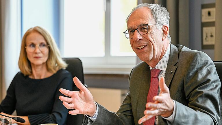 Steht seit April 2021 an der Spitze der Julius-Maximilians-Universität: Psychologe Paul Pauli bei der Pressekonferenz mit Uni-Sprecherin Esther Knemeyer.