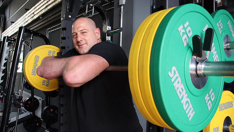 Strongman Robert Schwarz aus Lohr mit einer 100-Kilo-Hantel.