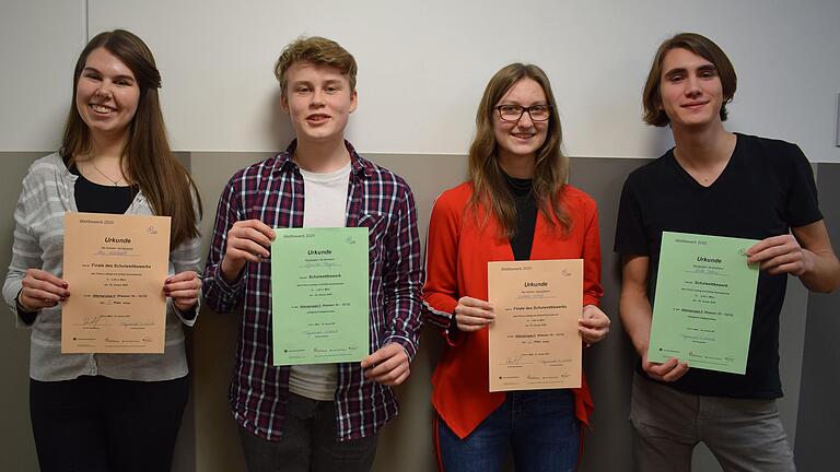 Das Bild zeigt von links die Teilnehmer der Finalrunde in der Sekundarstufe II: Nele Aulenbach (erster Platz, Schulsiegerin), Lysander Pleier, Christina Kliegl (zweiter Platz) und Malte Böhme.