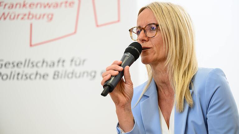 Caroline Trips, Vizepräsidentin der IHK Würzburg-Schweinfurt und Geschäftsführende Gesellschafterin der TRIPS Group, setzte sich bei der Diskussion engagiert für die Unternehmen in Unterfranken ein. Caroline Trips, Vizepräsidentin der IHK Würzburg-Schweinfurt und Geschäftsführende Gesellschafterin der TRIPS Group, setzte sich bei der Diskussion engagiert für die Unternehmen in Unterfranken ein.
