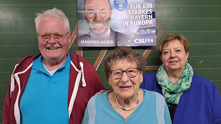 Maria Scheffler (Mitte) wurde für 45 Jahre Mitgliedschaft bei der CSU geehrt. Mit auf dem Bild Ortsvorsitzender&nbsp; Gerhard Brunner und Bezirksrätin Gerlinde Martin.