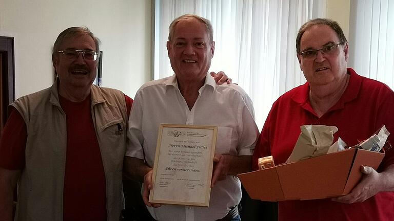 Der Vorsitzende des Komitees für Städtepartnerschaft Gemünden, Winfried Roth (links), mit dem neuen Ehrenvorsitzenden Michael Fillies und dem Beigeordneten Jürgen Stich (rechts).