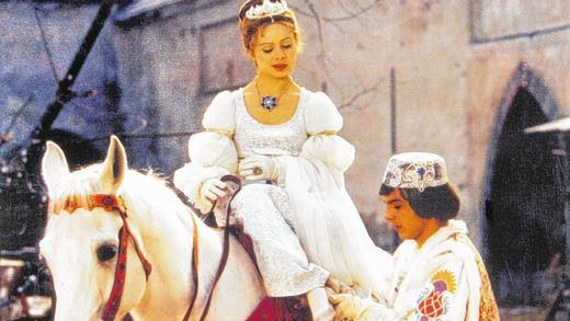 Kultfilm mit Romantikfaktor: Alle Jahre wieder stellt der Prinz erfreut fest, dass der von ihm gefundene Schuh nur dem wunderschönen Aschenputtel passt. Der tschechisch-ostdeutsche Märchenfilm &bdquo;Drei Haselnüsse für Aschenbrödel&ldquo; gehört seit Jahrzehnten zum weihnachtlichen Pflichtprogramm.