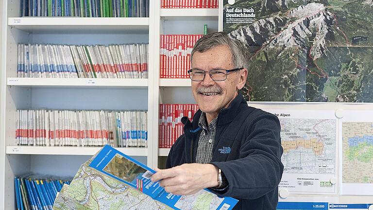 Ungefähr 2000 Führer und 1000 Wanderkarten gibt es in der Bibliothek des DAV-Würzburg. Herbert Bardorf kümmert sich um den Bestand &ndash; und ist selbst seit 40 Jahren in den Bergen unterwegs.